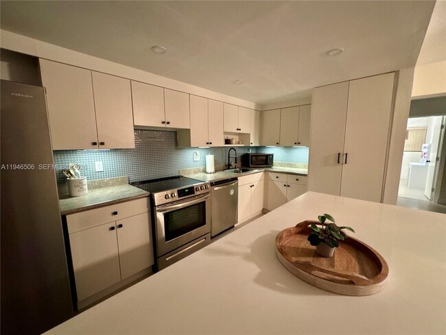 property at 14293 Kendale Lakes Cir