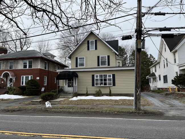 412 Kenwood Ave, Unit 1st Rear in Delmar, NY - Foto de edificio - Building Photo
