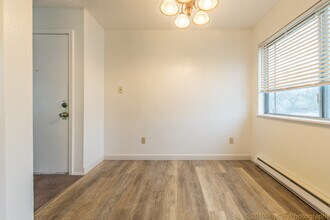 9512 N Oswego Ave, Unit 2 in Portland, OR - Foto de edificio - Building Photo