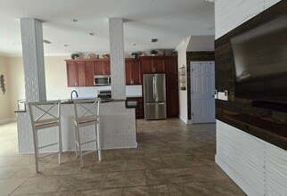 802 King Neptune Ln in Cape Canaveral, FL - Foto de edificio - Building Photo