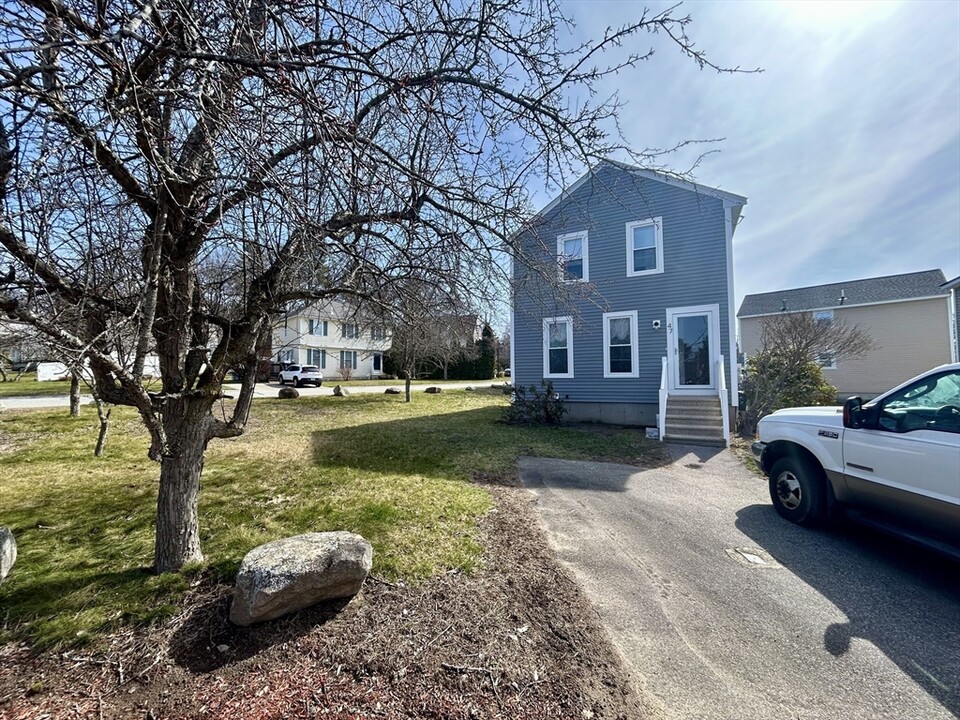 47 Wyman Rd in Dracut, MA - Building Photo