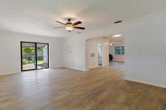 4375 Forest Ln in Palm Springs, FL - Foto de edificio - Building Photo