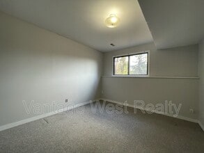 3427 McTaggart Rd in West Kelowna, BC - Building Photo - Building Photo