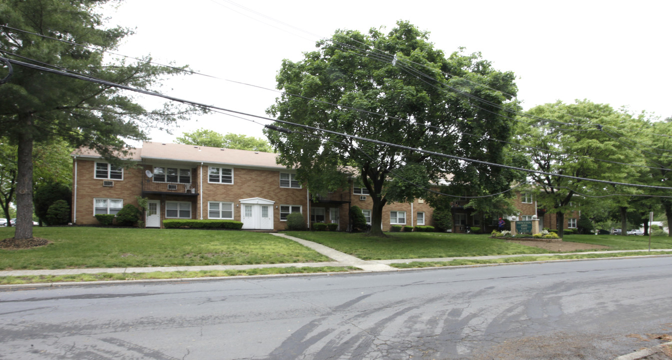 Kensington Arms in Hightstown, NJ - Foto de edificio