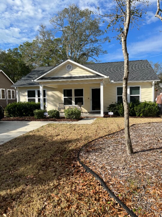 101 SW 24th St in Oak Island, NC - Building Photo