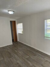 8722 N Brooks St in Tampa, FL - Foto de edificio - Building Photo