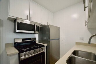 10847 Kling St, Unit 03 in Los Angeles, CA - Building Photo - Building Photo