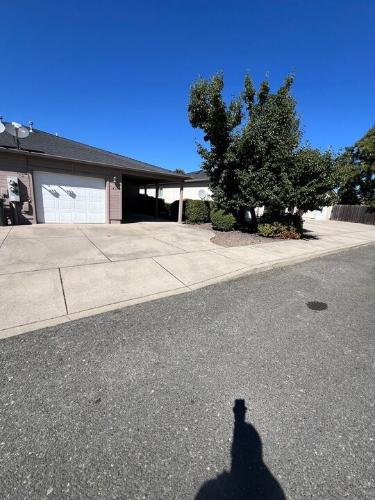 1439-1441 SW Kellenbeck Ave in Grants Pass, OR - Building Photo