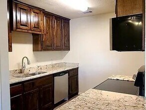 436 SW Thomas St in Burleson, TX - Building Photo - Building Photo