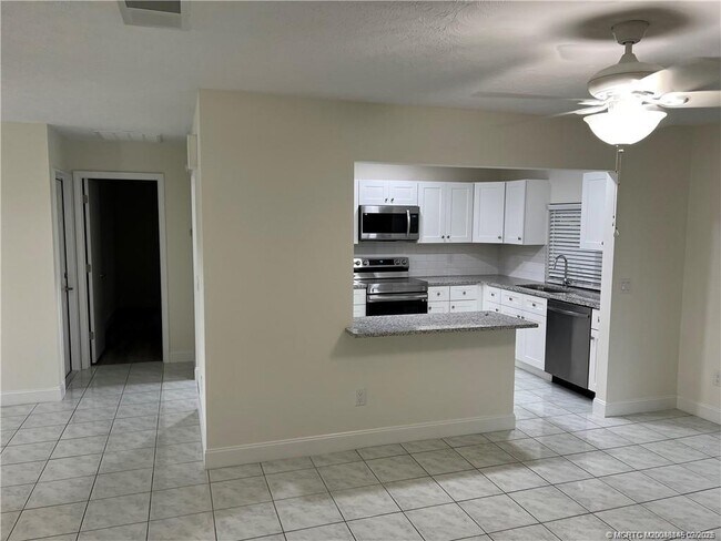 property at 160 SE Lakehurst Dr