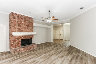 5600 Farris Dr in Arlington, TX - Foto de edificio - Building Photo