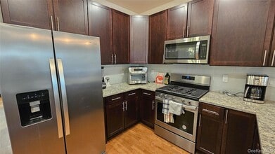 260 W Main St, Unit 11 in Goshen, NY - Foto de edificio - Building Photo