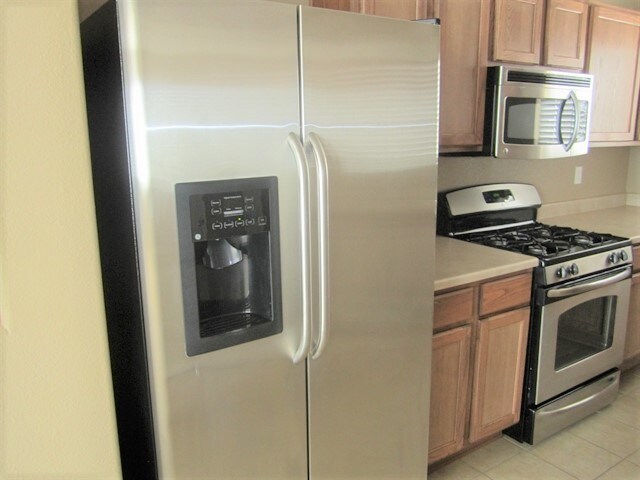 946 Spring Valley Rd NE in Rio Rancho, NM - Foto de edificio - Building Photo