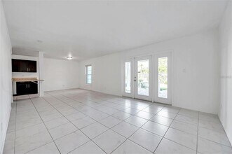 107 Sea Horse Dr SE in St. Petersburg, FL - Building Photo - Building Photo