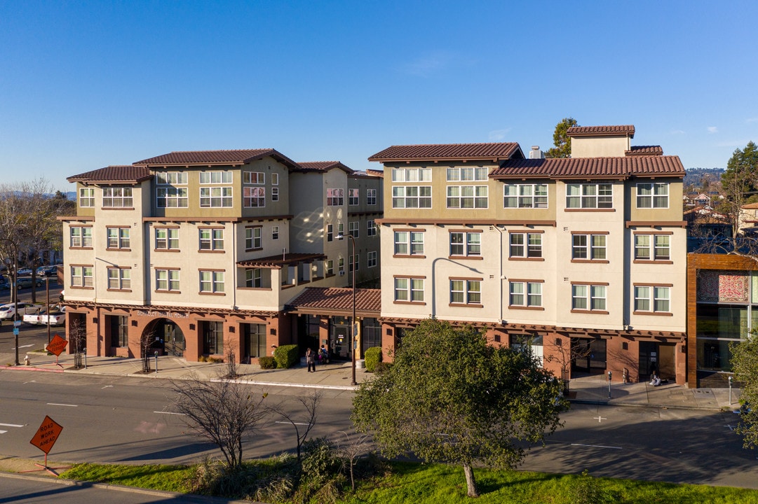 Helios Corner in Berkeley, CA - Foto de edificio