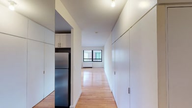 240 E 47th St in New York, NY - Building Photo - Building Photo
