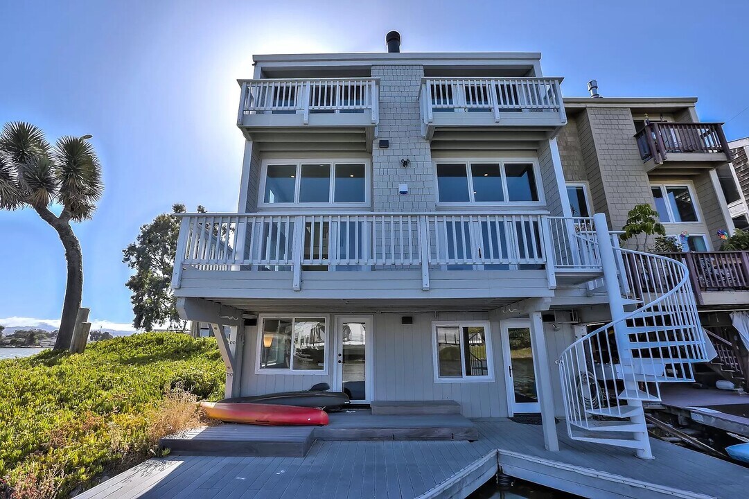 686 Port Dr, Unit 1 in San Mateo, CA - Foto de edificio