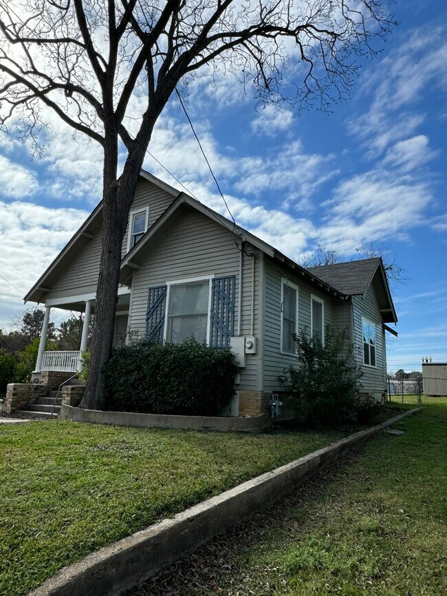 404 Church St in Brenham, TX - Building Photo - Building Photo