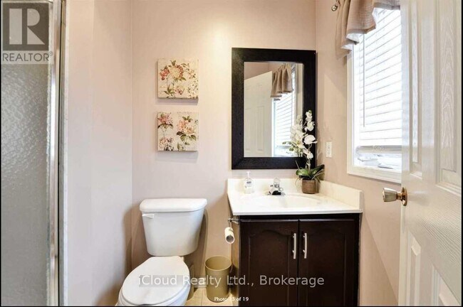 33 Fenflower Ct in Brampton, ON - Building Photo - Building Photo