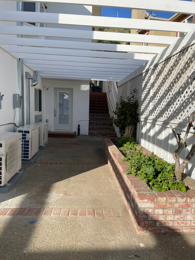 633 Rocca Ave in South San Francisco, CA - Building Photo - Building Photo