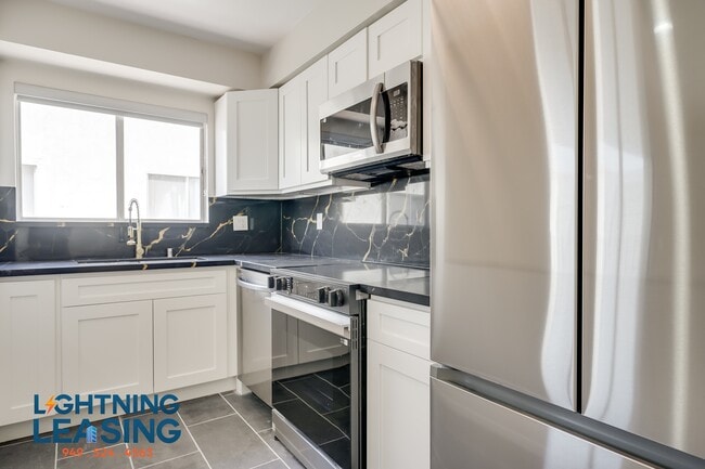 property at 1035 Hayworth Ave