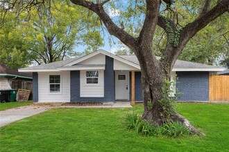 6327 Mardale Dr in Houston, TX - Building Photo - Building Photo