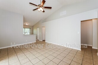 4919 Wisteria Dr in Indianapolis, IN - Foto de edificio - Building Photo