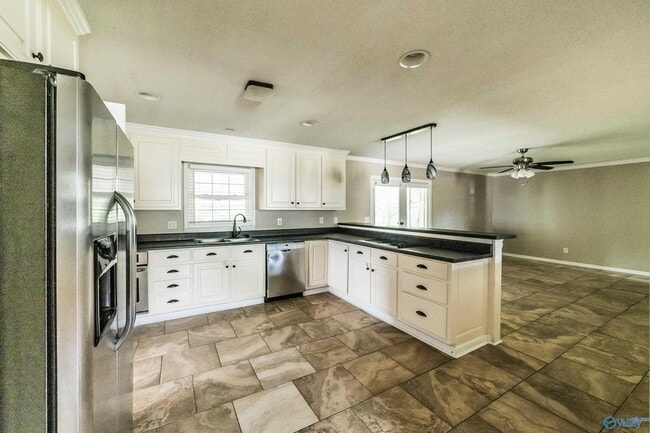 2107 Edinburgh Dr SW in Huntsville, AL - Building Photo - Building Photo