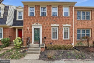 10137 Village Knolls Ct in Oakton, VA - Building Photo