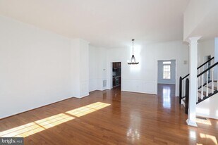 47699 Whirlpool Square in Sterling, VA - Building Photo