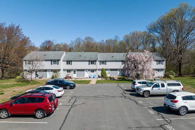 Granby Village Condominiums in East Granby, CT - Foto de edificio - Building Photo