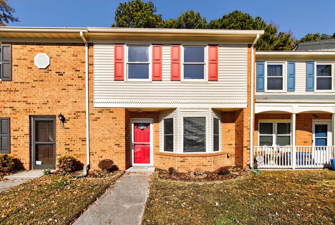 207 Choisy Crescent in Yorktown, VA - Building Photo