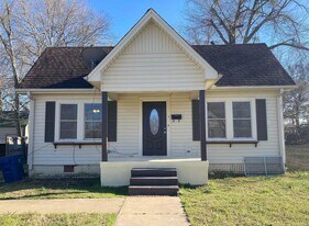 504 E Bradford St in Troup, TX - Building Photo