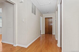 160 Lakeview Ave in Harrison, NY - Building Photo - Building Photo