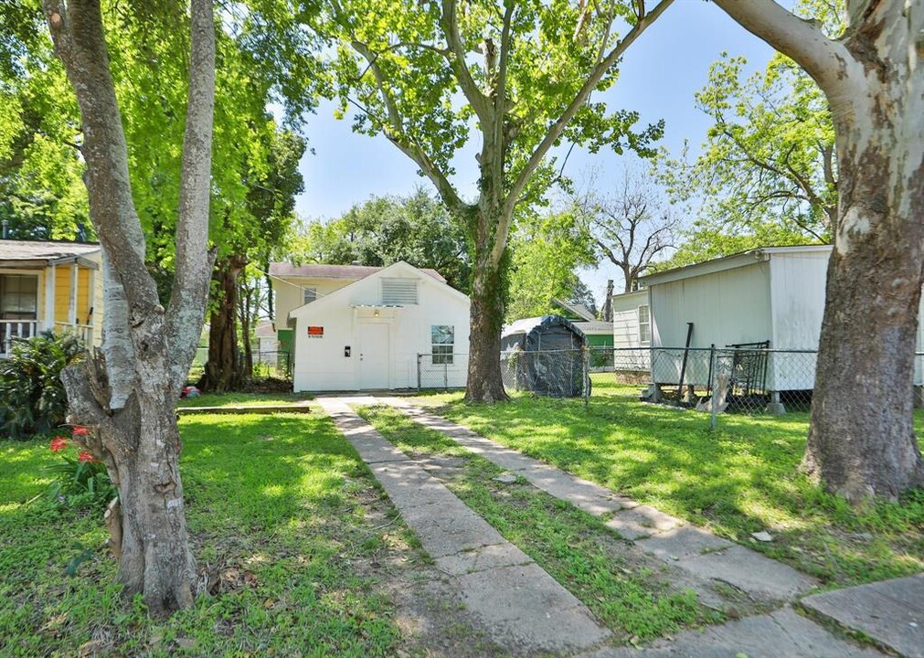 404 N 7th St in Baytown, TX - Foto de edificio