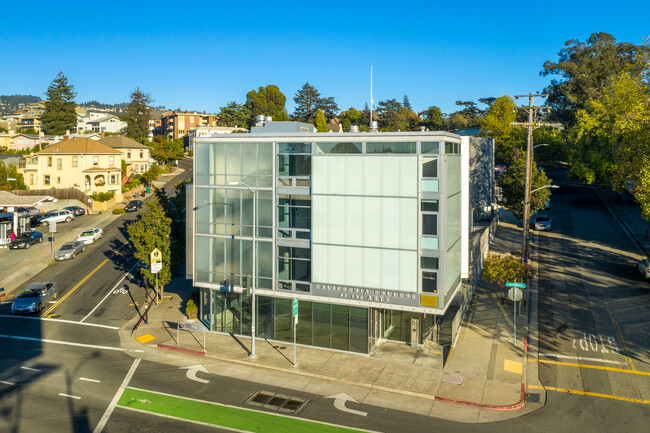 5276 Broadway in Oakland, CA - Foto de edificio - Building Photo