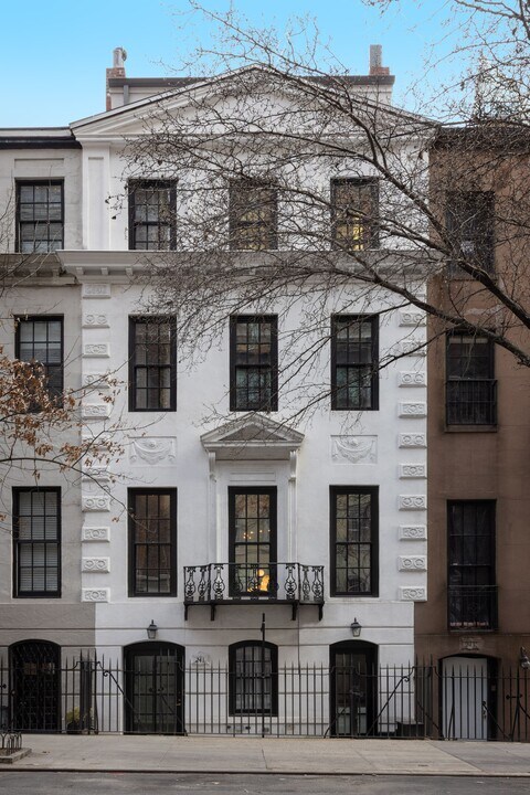 241 E 48th St in New York, NY - Building Photo