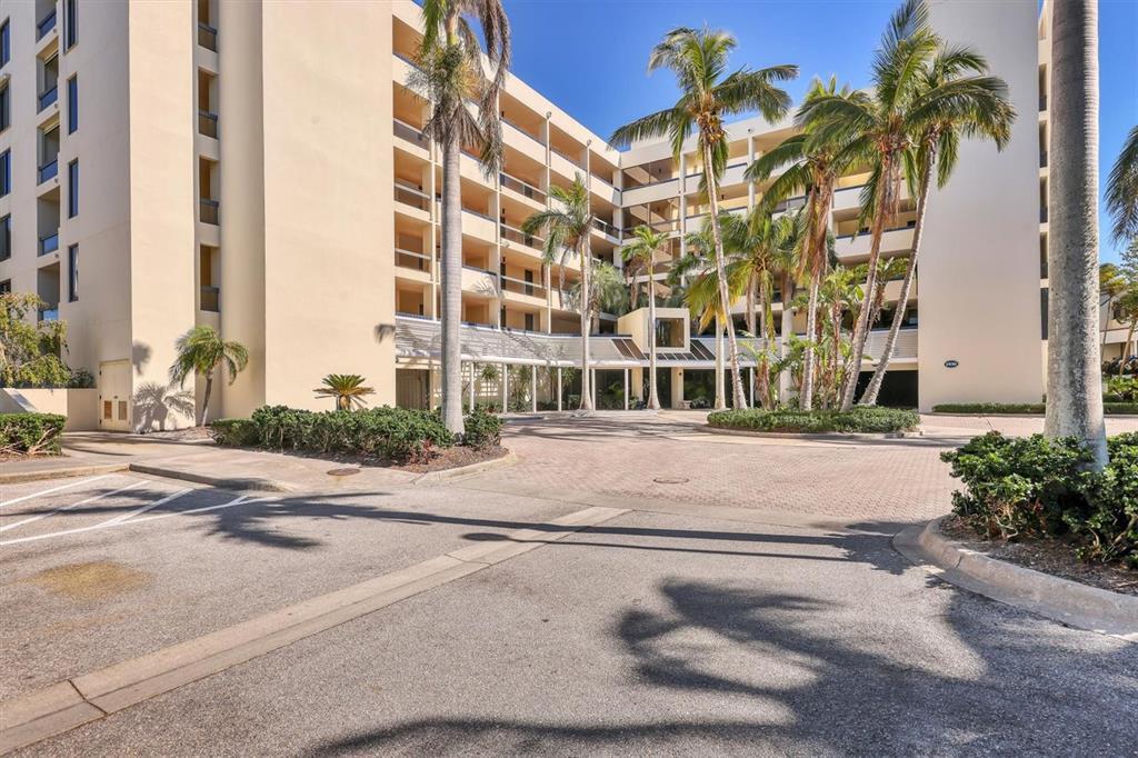 1930 Harbourside Dr in Longboat Key, FL - Building Photo