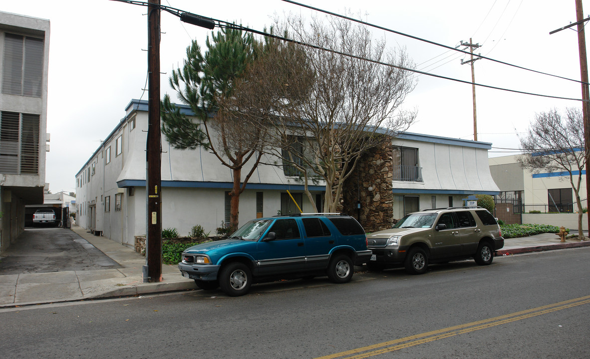 7503 Hazeltine Ave in Van Nuys, CA - Building Photo