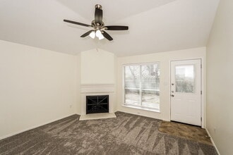 1000 Sandalwood Dr in Fort Worth, TX - Foto de edificio - Building Photo