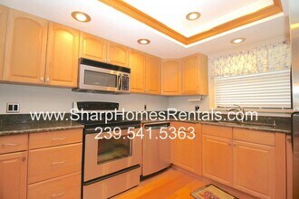 3935 Country Club Blvd in Cape Coral, FL - Foto de edificio - Building Photo