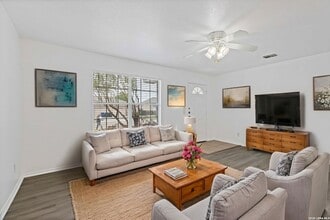 3045 Pine Valley Dr in New Braunfels, TX - Foto de edificio - Building Photo