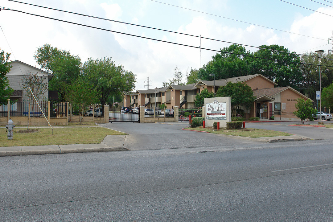 Oak Manor in San Antonio, TX - Building Photo