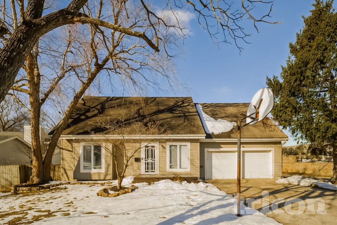 4704 El Monte St in Roeland Park, KS - Building Photo
