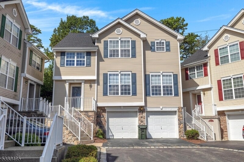 35 Brock Ln in Hackettstown, NJ - Building Photo