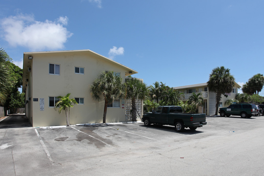 Breezy Palms Apartments in Pompano Beach, FL - Building Photo