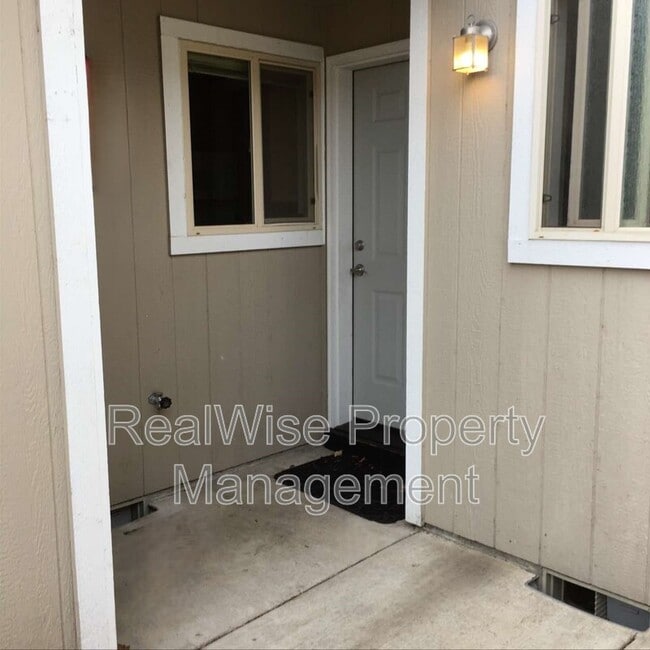 2436 SW 23rd St in Redmond, OR - Building Photo - Building Photo