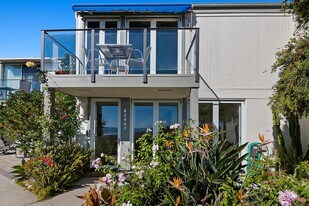 6240 Tapia Dr in Malibu, CA - Building Photo