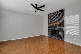 120 N Flaxseed Ln in Fort Worth, TX - Foto de edificio - Building Photo
