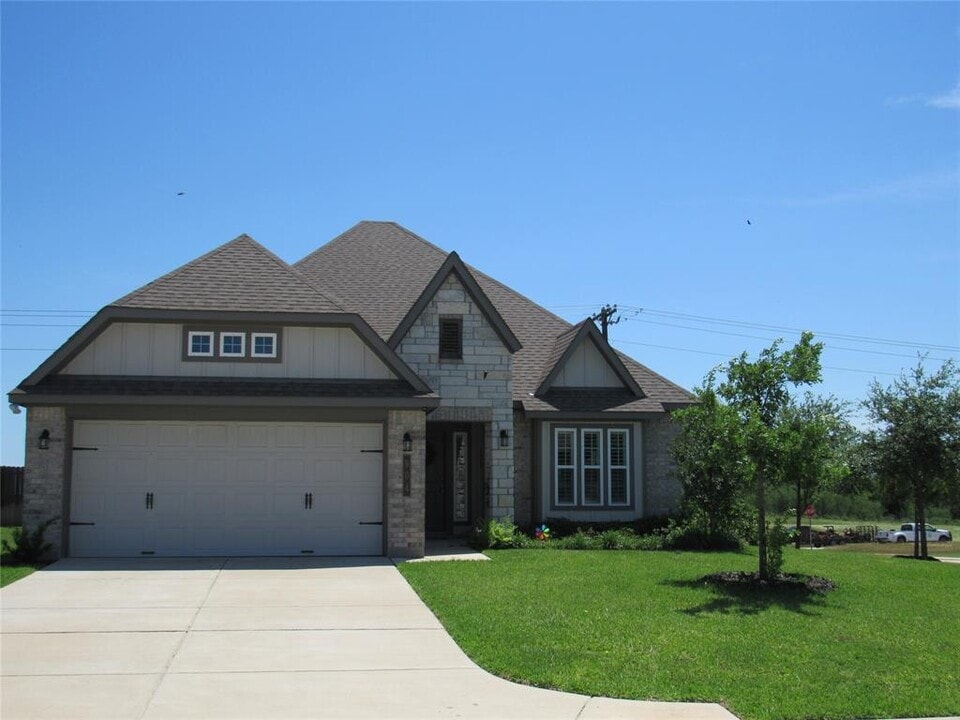 904 Wild Vine Pass in Brenham, TX - Building Photo